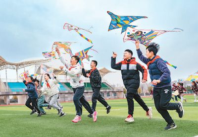 3月18日，江蘇省海安市南屏小學的孩子們在操場上放風箏，感受春天的氣息。翟慧勇攝（人民視覺）