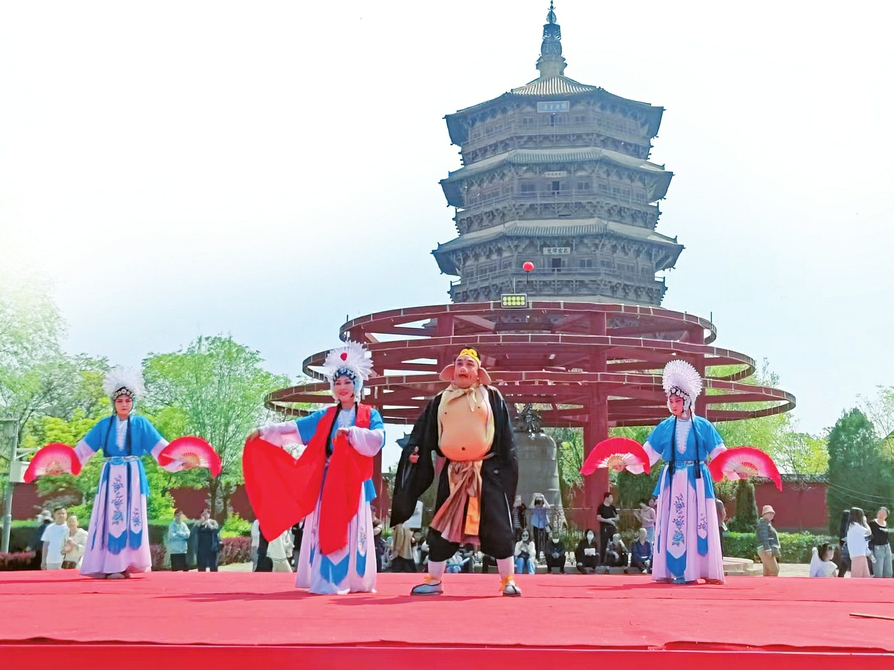 應縣祈園廣場搭起的耍孩兒劇公益演出舞臺上，正在演出耍孩兒劇目《獅子洞》。山西日報記者馬占富攝